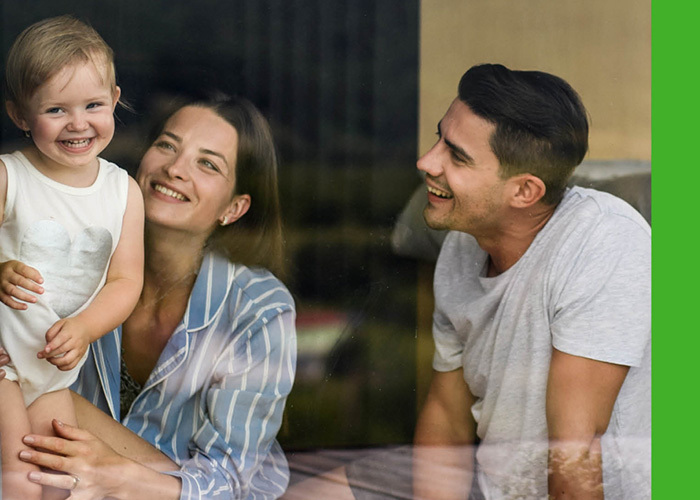 Famille derrière une fenêtre