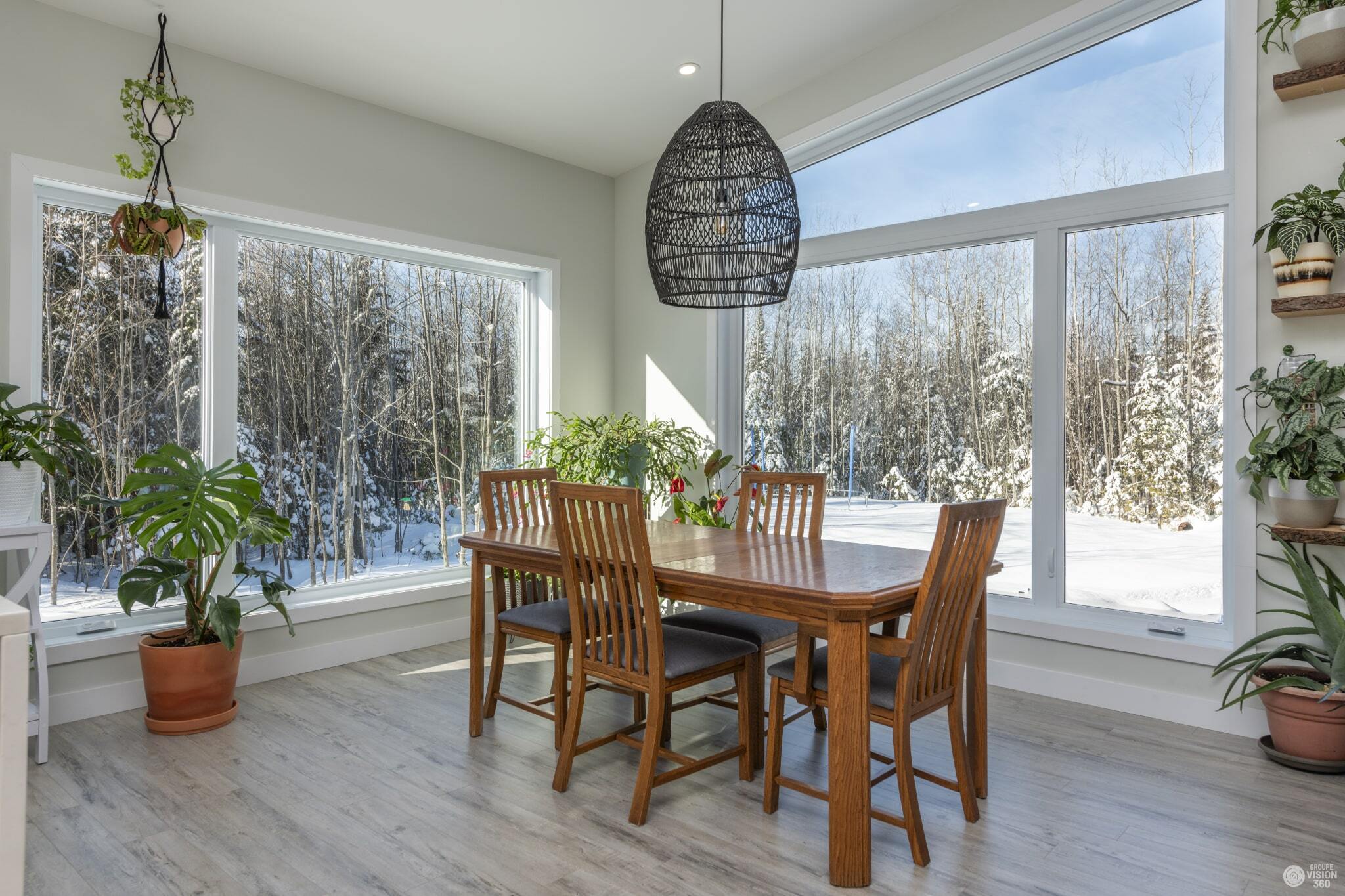 Vu sur la salle à manger et les fenêtres entourant la pièce.