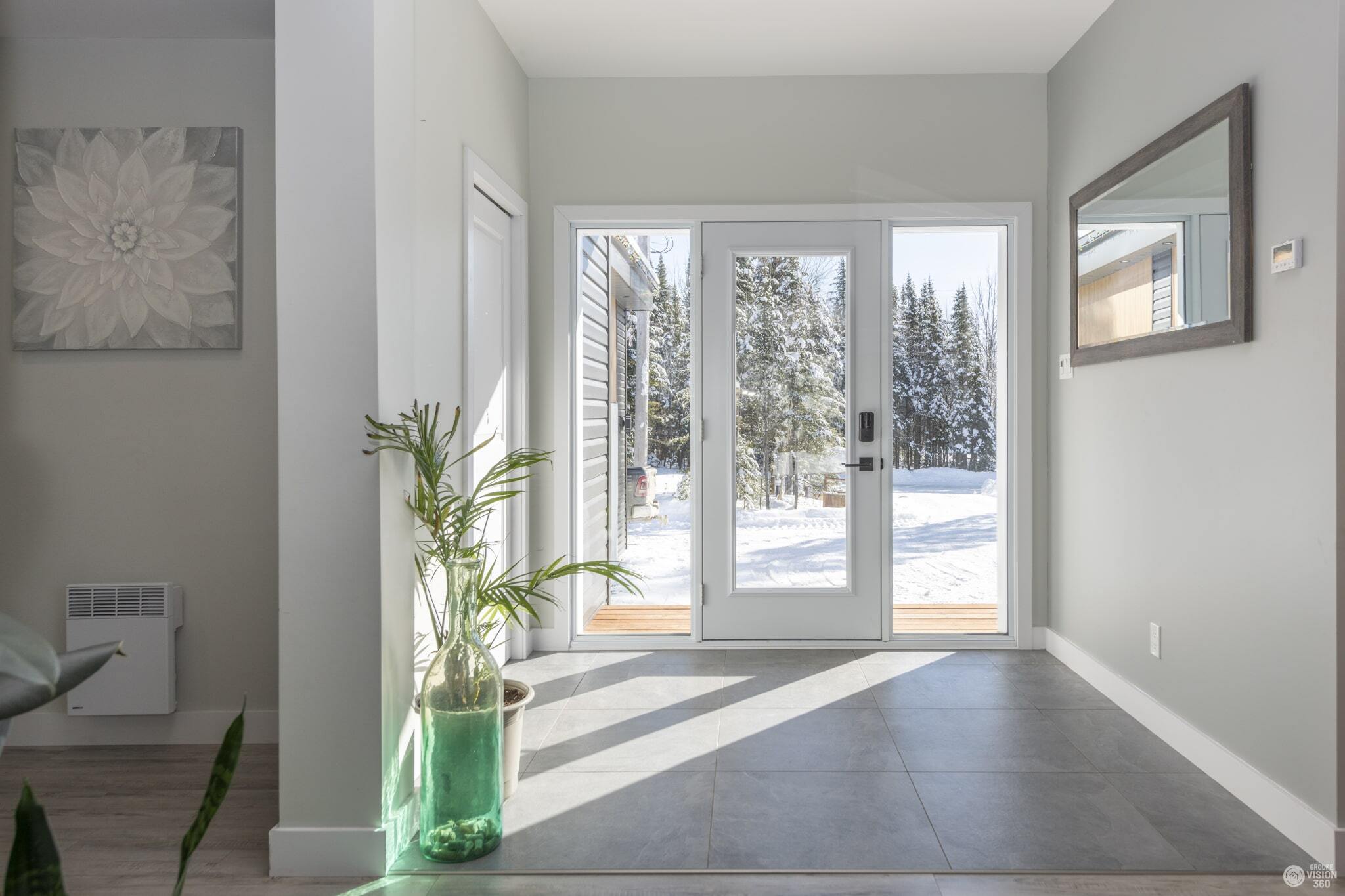 Vu sur l'entrée de la maison, de la porte et les deux fenêtres.