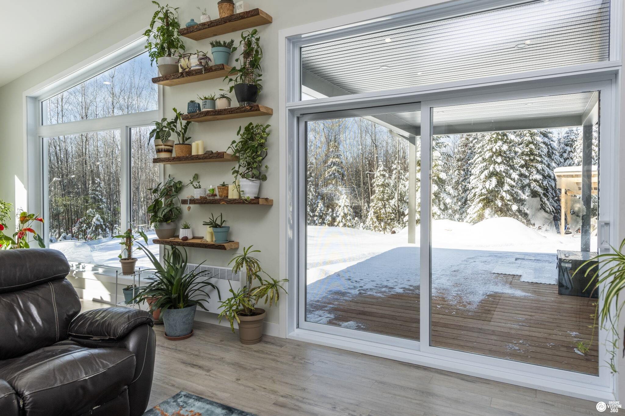 Salon de la maison vu sur l'extérieur