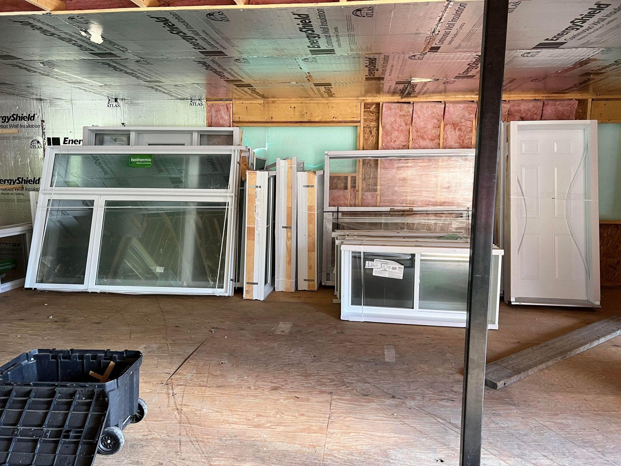 Lots de fenêtre livrer dans la résidence en construction