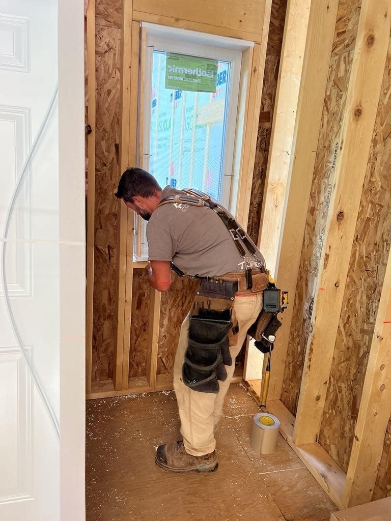 Personne installant une fenêtre Isothermic