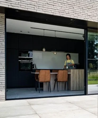 130786 Lifestyle Zandhoven modern vrouw in keuken concept155